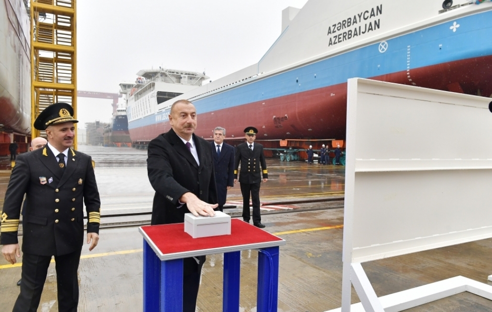 Prezident İlham Əliyev Bakı gəmiqayırma zavodunda inşa olunmuş ilk tankerin istismara verilməsi və “Azərbaycan” adlı gəmi-bərənin suya salınması mərasimində iştirak edib YENİLƏNİB VİDEO