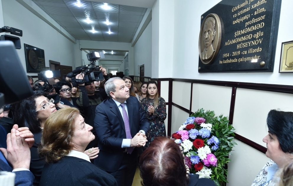 Bakı Dövlət Universitetində görkəmli alim Şirməmməd Hüseynovun barelyefi açılıb VİDEO