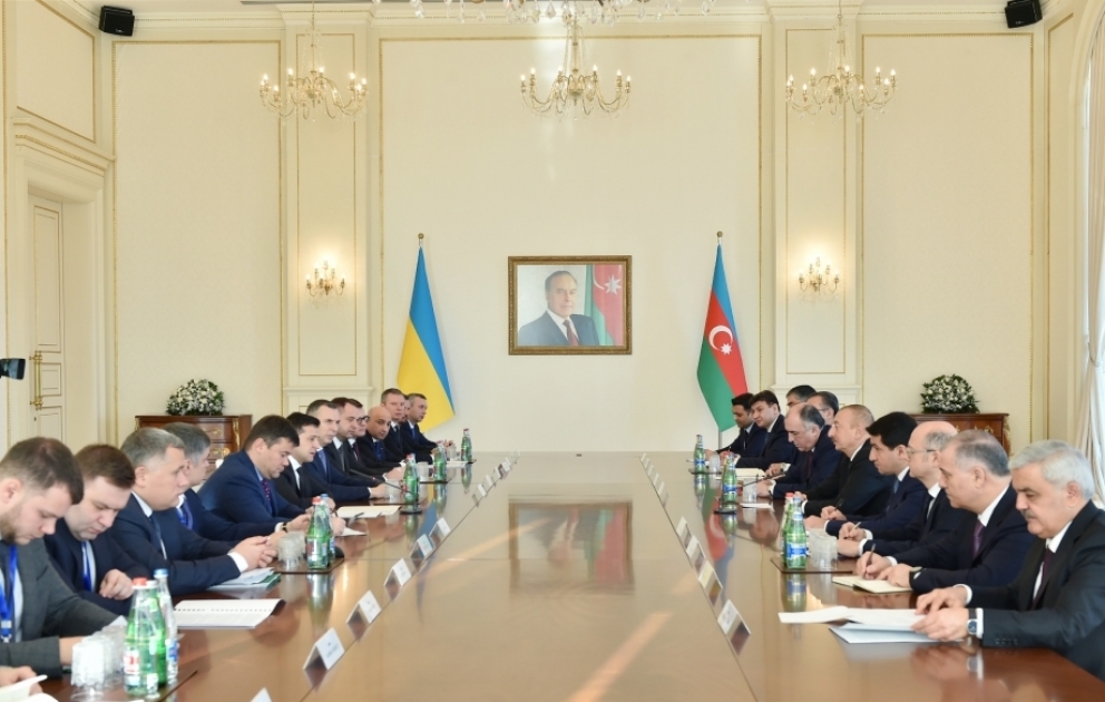 Präsident Ilham Aliyev und Präsident Wolodymyr Selensky treffen sich zu Gesprächen in erweitertem Kreis VIDEO