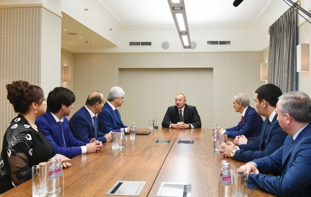 Prezident İlham Əliyev Sankt-Peterburqda fəaliyyət göstərən Azərbaycan diaspor təşkilatlarının rəhbərləri ilə görüşüb VİDEO