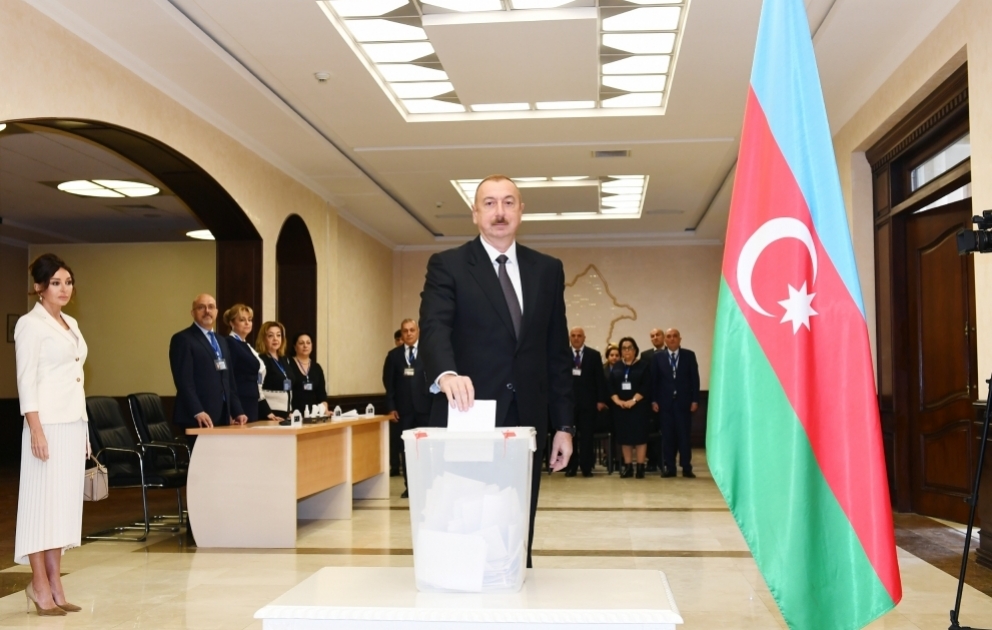 Президент Азербайджана Ильхам Алиев проголосовал на избирательном участке номер 6  ВИДЕО