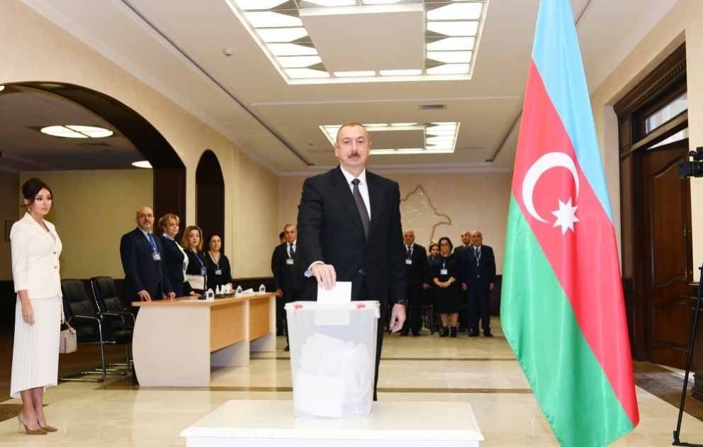 Le président azerbaïdjanais Ilham Aliyev vote au bureau de vote № 6 VIDEO