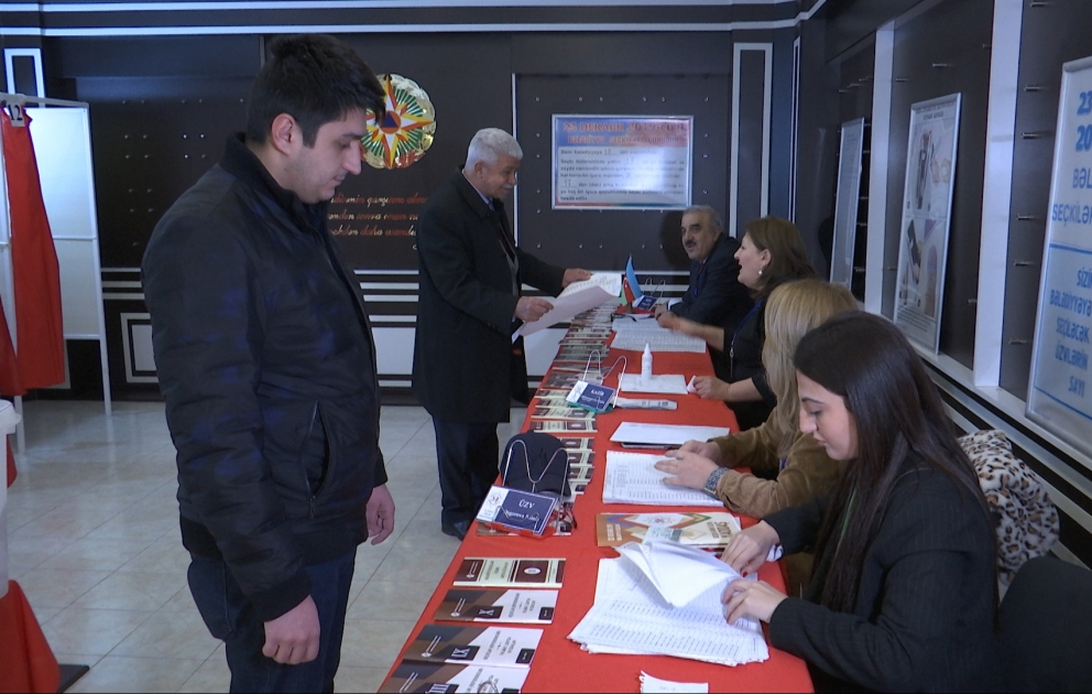 Seçicilər məntəqələrdə onlar üçün yaradılmış şəraiti yüksək qiymətləndirirlər VİDEO