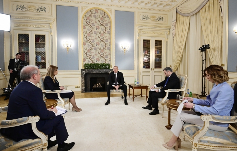 Präsident Ilham Aliyev gibt einer Gruppe von lokalen Journalisten Interview über Jahresergebnis VIDEO