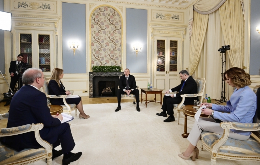Le président Ilham Aliyev accorde une interview à un groupe de journalistes locaux VIDEO