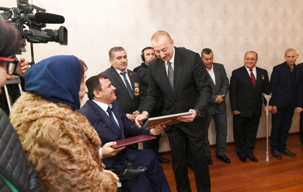 Übergabe von Wohnungen und Fahrzeugen an Karabach-Kriegsinvaliden und ihnen gleichgestellte Personen Präsident Ilham Aliyev nimmt an Zeremonie teil VIDEO
