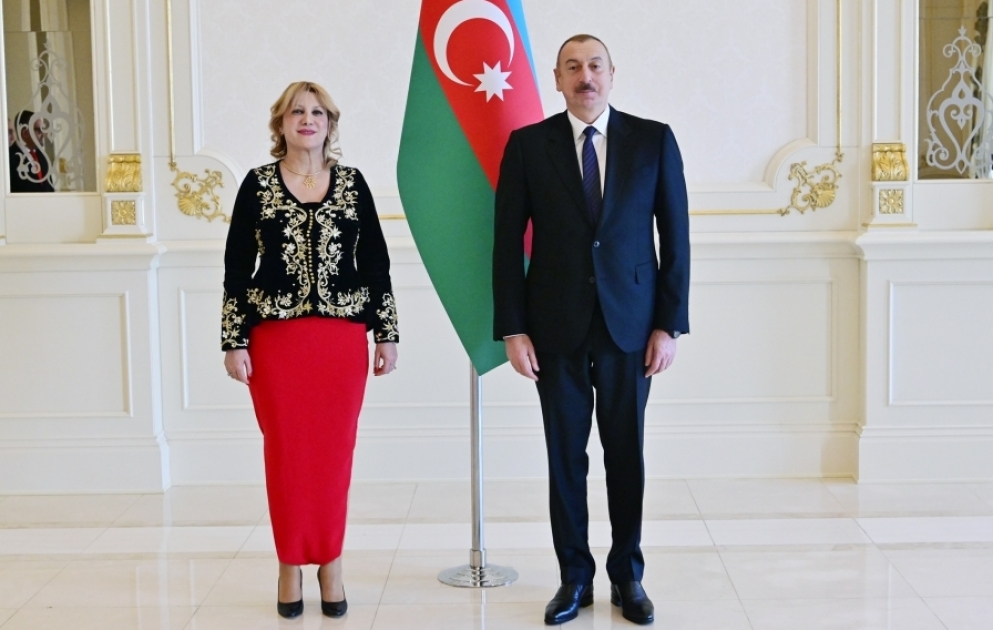 Präsident Ilham Aliyev empfängt neue Botschafterin von Algerien VIDEO