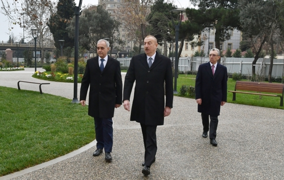 Prezident İlham Əliyev Bakının daha bir parkında aparılan yenidənqurma işləri ilə tanış olub YENİLƏNİB VİDEO