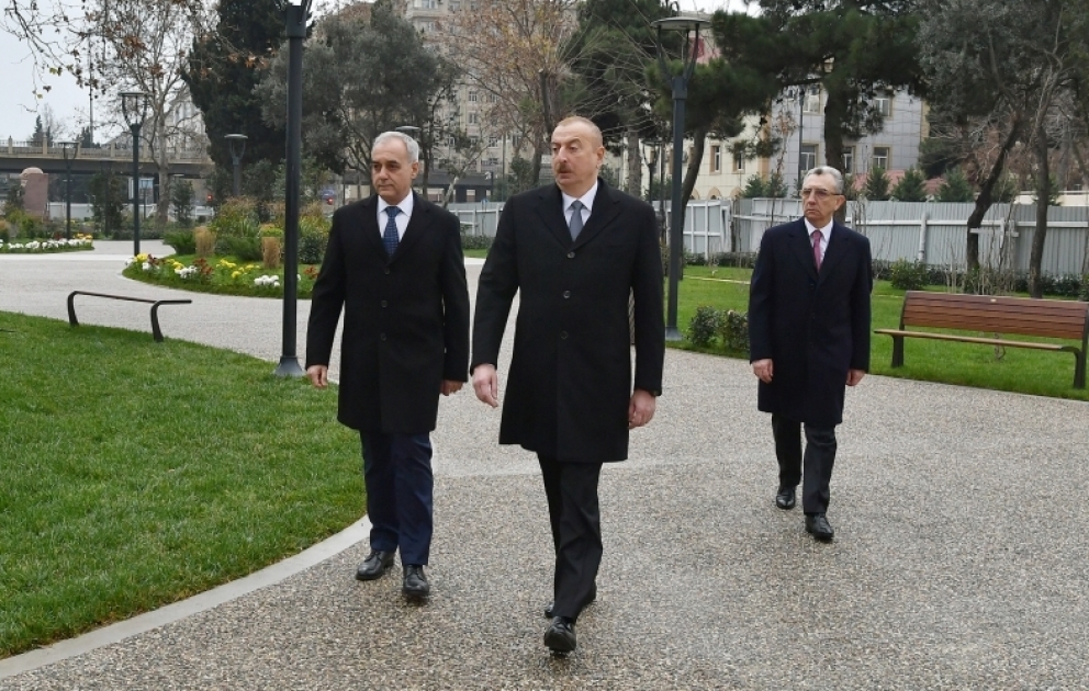 Le président Ilham Aliyev prend connaissance des travaux de reconstruction dans un parc de Bakou VIDEO