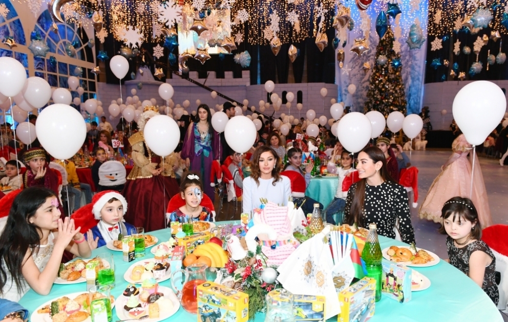 Traditionelles Neujahrfest für Kinder: Erste Vizepräsidentin Mehriban Aliyeva besucht Feierlichkeit VIDEO