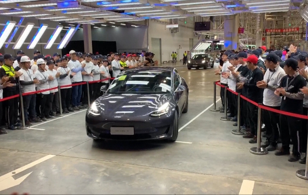 “Tesla”nın Çindəki zavodunda istehsal olunan ilk avtomobillər müştərilərə təqdim edilib VİDEO