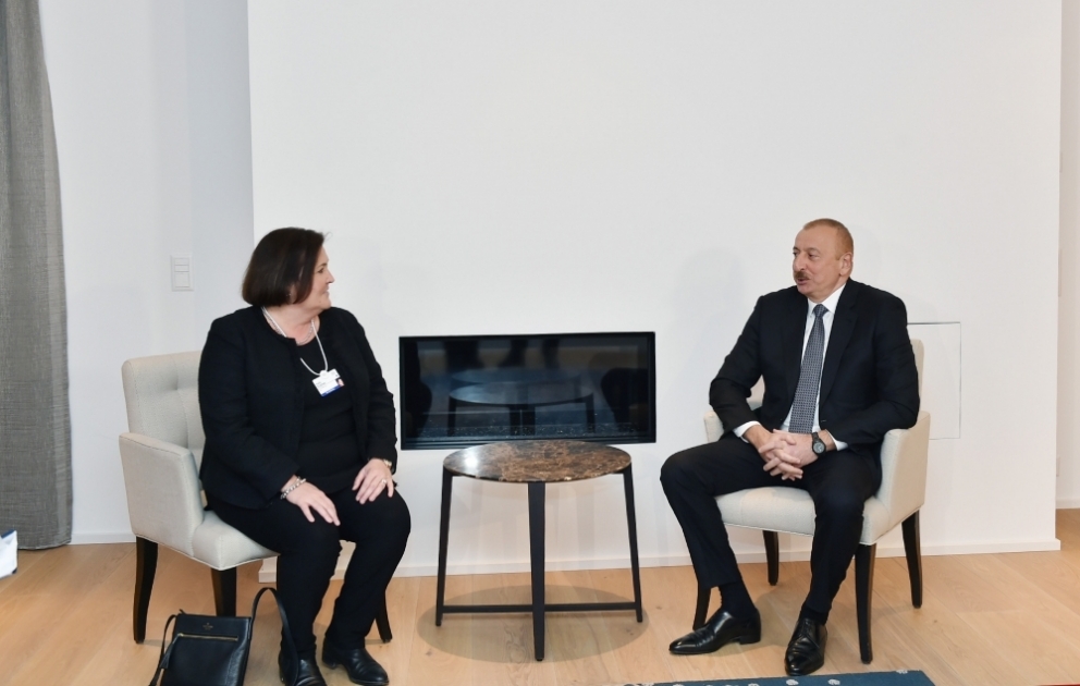 Präsident Ilham Aliyev trifft mit stellvertretender Geschäftsführerin von "Cisco" VIDEO