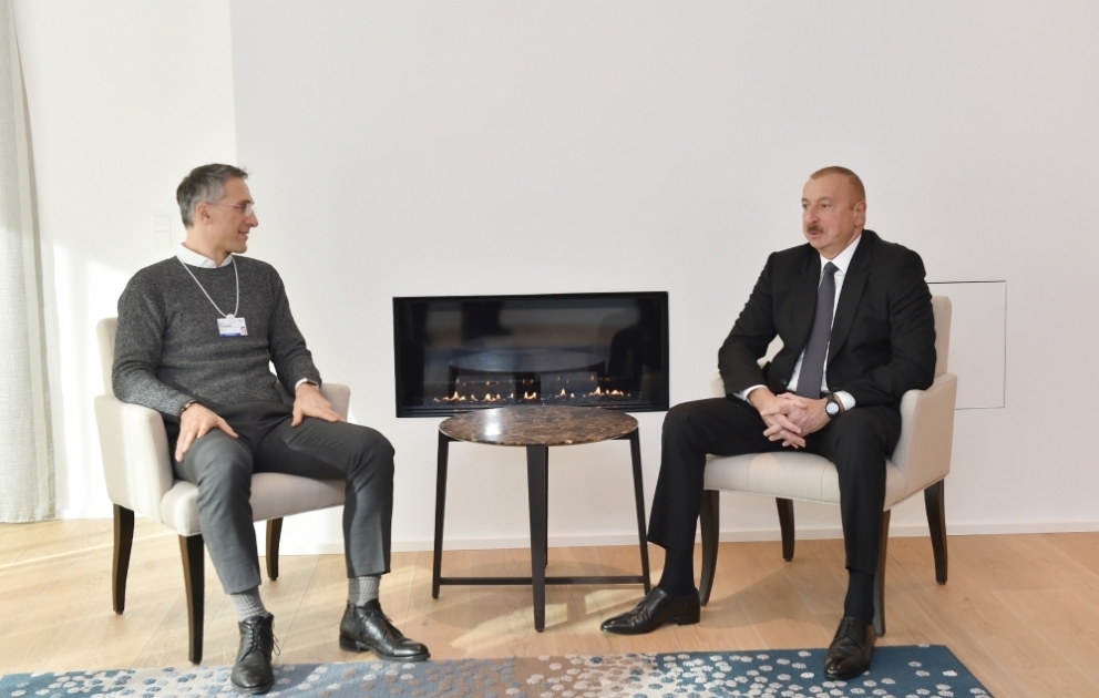 Präsident Ilham Aliyev trifft sich mit CEO von Signify in Davos VIDEO