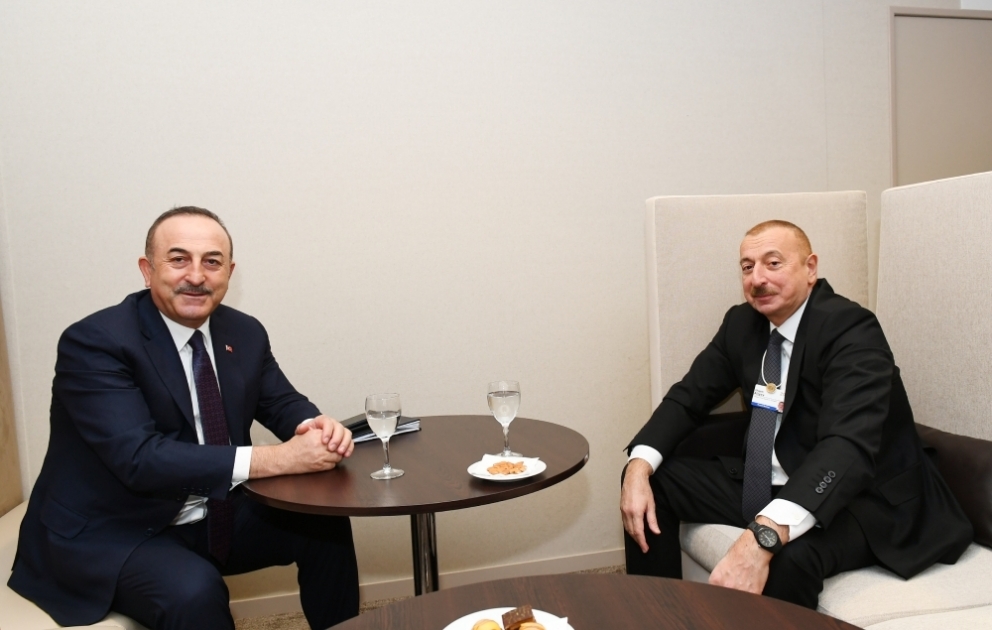Präsident Ilham Aliyev trifft in Davos türkischen Außenminister VIDEO