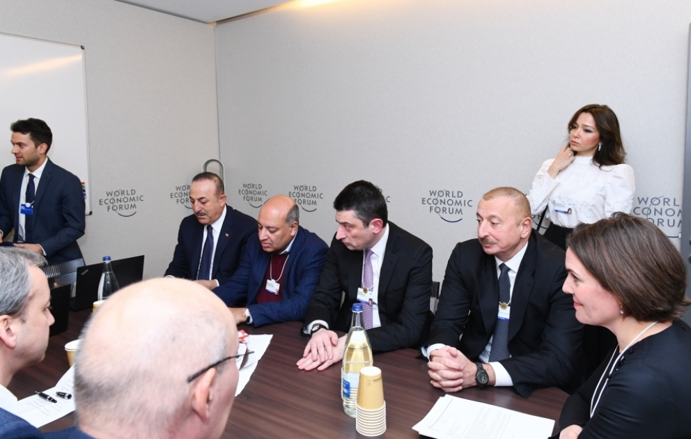 Le président Ilham Aliyev participe à une réunion organisée en marge du Forum économique mondial VIDEO