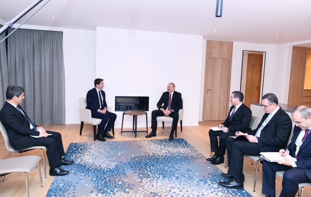 Präsident Ilham Aliyev trifft CEO von “Suez Group“ in Davos VIDEO