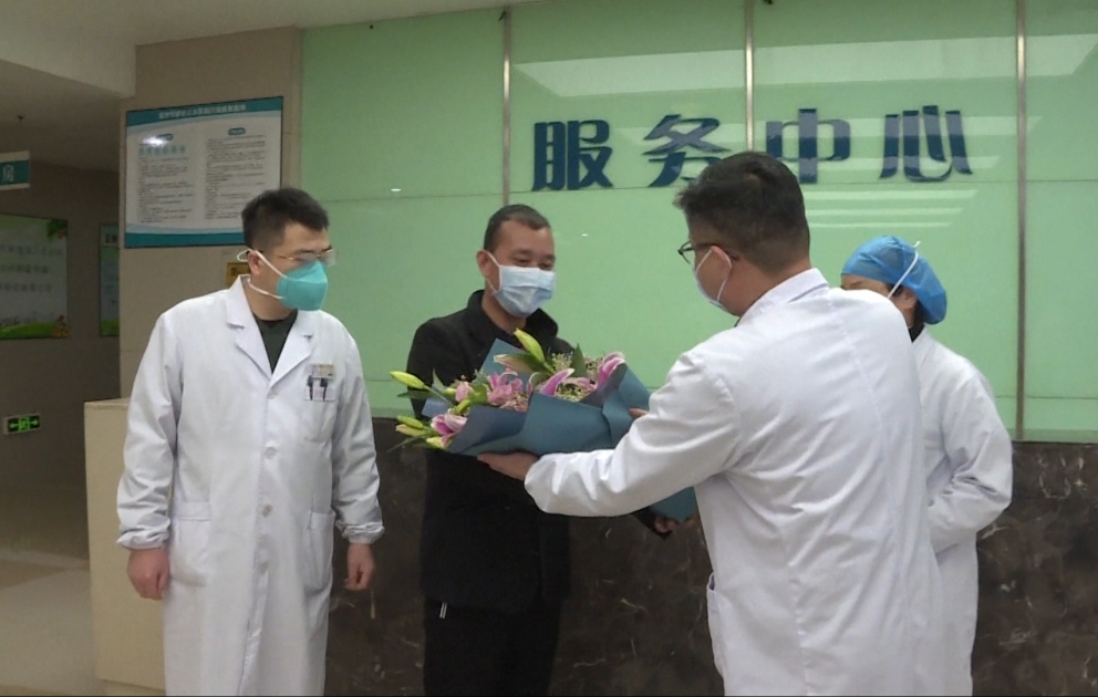 Koronavirus xəstələrindən daha biri sağalaraq xəstəxananı tərk edib VİDEO