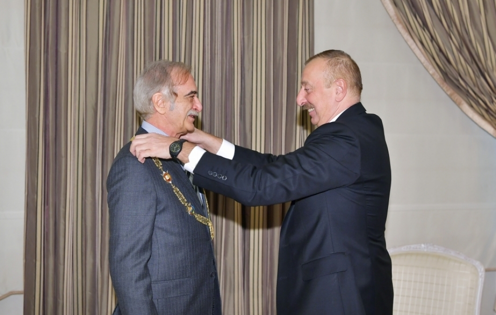Le président Ilham Aliyev remet l’Ordre Heydar Aliyev à Polad Bulbuoglu VIDEO