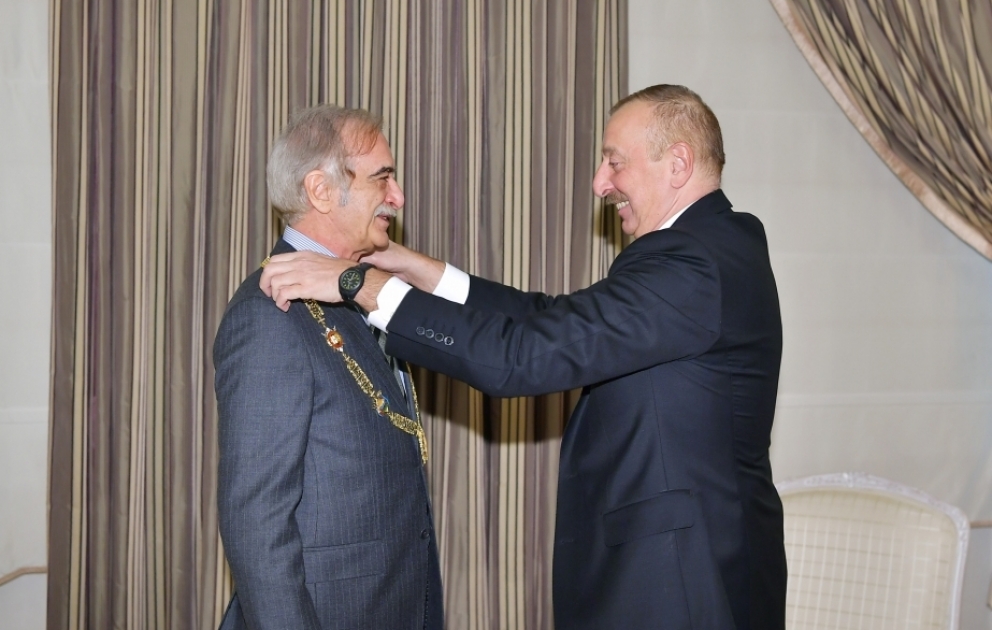 Präsident Ilham Aliyev überreicht Polad Bulbuloglu Orden "Heydar Aliyev" VIDEO