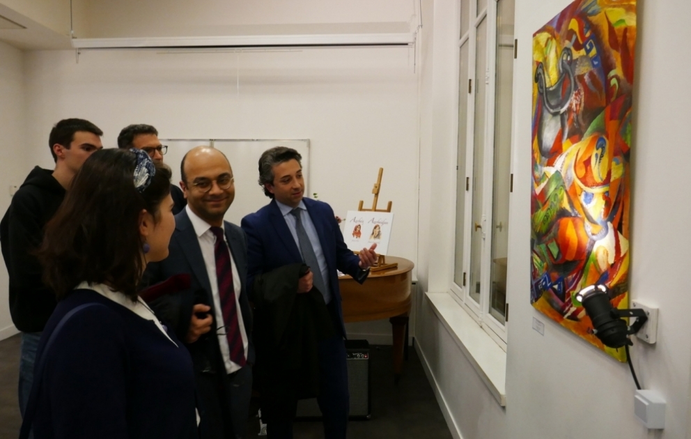 Paris : une exposition consacrée à la femme azerbaïdjanaise VIDEO