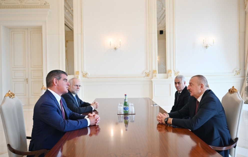 Staatspräsident Ilham Aliyev empfängt den Präsidenten des Verwaltungsrates “Stadler Rail AG” VIDEO