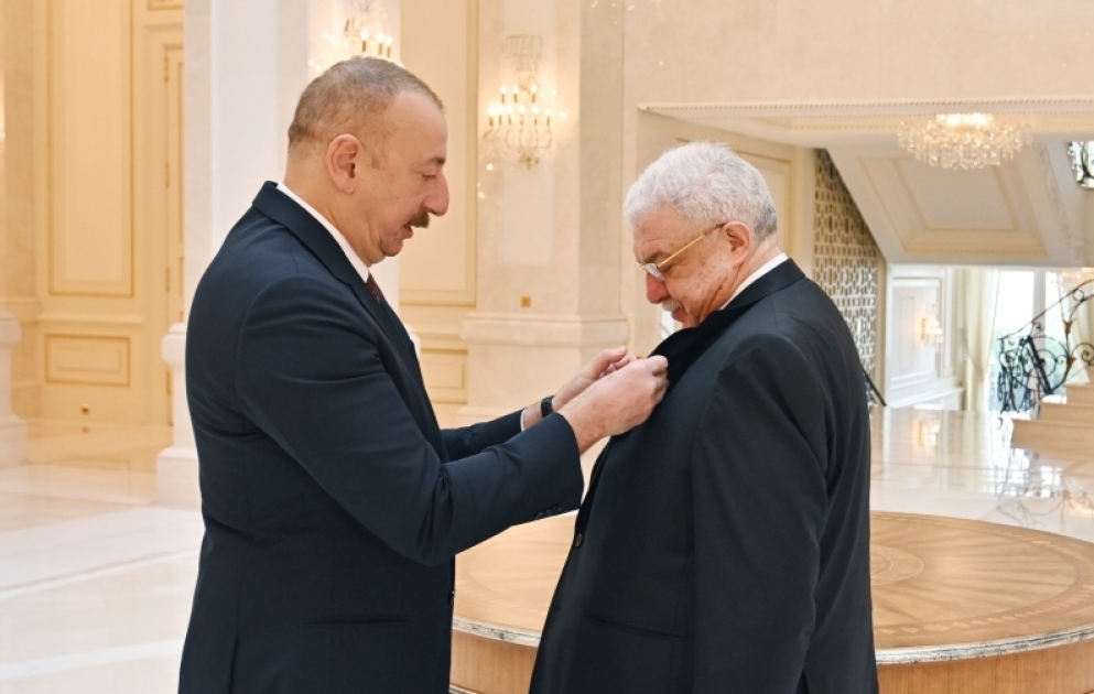 Le président de la République remet l’Ordre de l’Honneur à Mikhaïl Gousman VIDEO