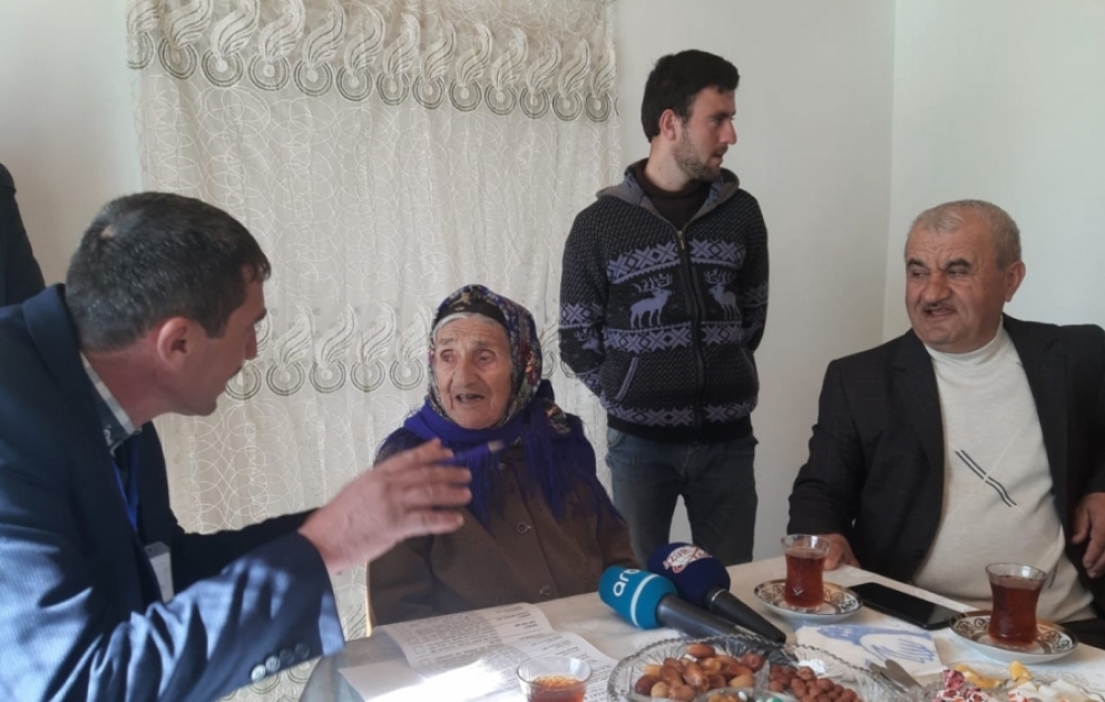 Lerikdə 105 yaşlı Gülənbər nənənin evinə daşınan seçki qutusu aparılıb  FOTO VİDEO