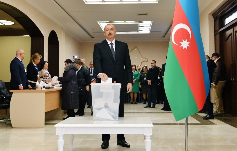 Parlamentswahlen: Präsident Ilham Aliyev gibt seine Stimme im Wahllokal Nr.6 ab VIDEO