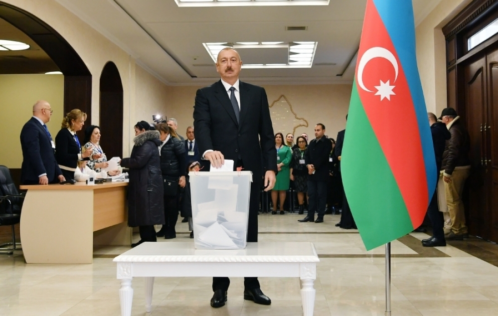 Le président azerbaïdjanais Ilham Aliyev vote au bureau de vote № 6 VIDEO