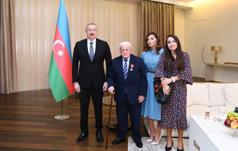 Prezident İlham Əliyev Xalq artisti Əlibaba Məmmədova “Şərəf” ordenini təqdim edib YENİLƏNİB VİDEO