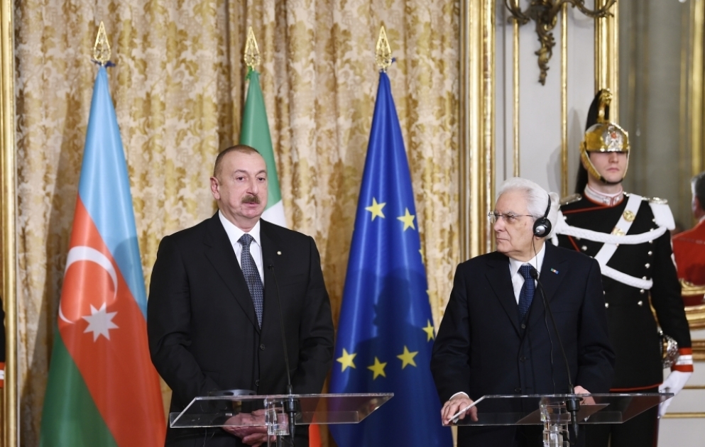 Präsident Ilham Aliyev und Präsident Italiens Sergio Mattarella treten in Rom vor die Presse VIDEO