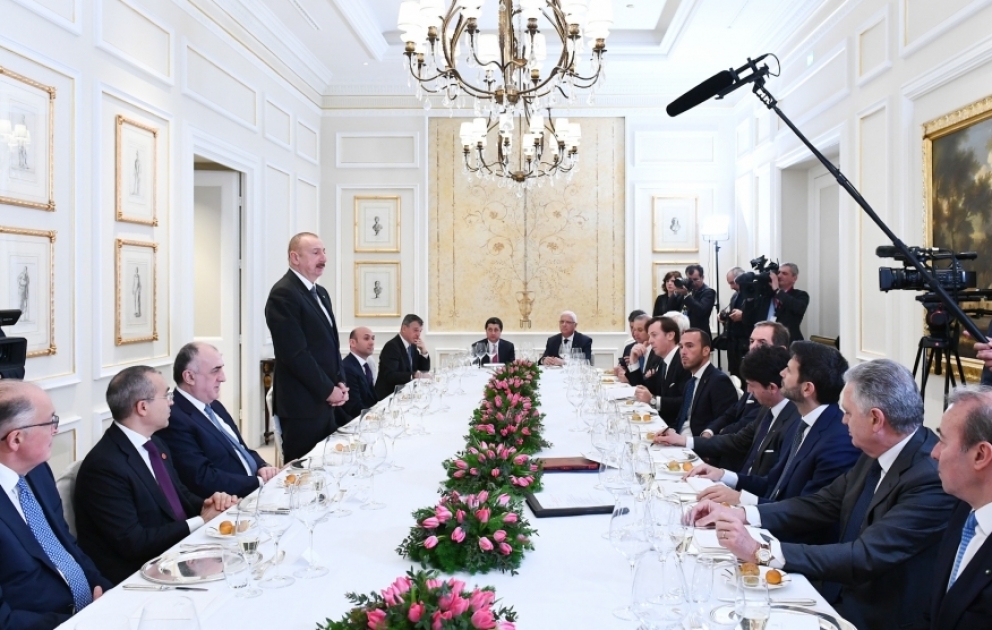 Prezident İlham Əliyev İtaliyanın ən iri şirkətlərinin rəhbərləri ilə birgə işçi nahar edib YENİLƏNİB VİDEO