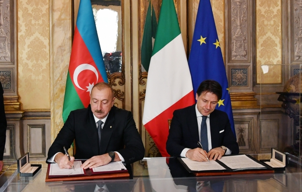 Echange des documents entre l'Azerbaïdjan et l'Italie VIDEO