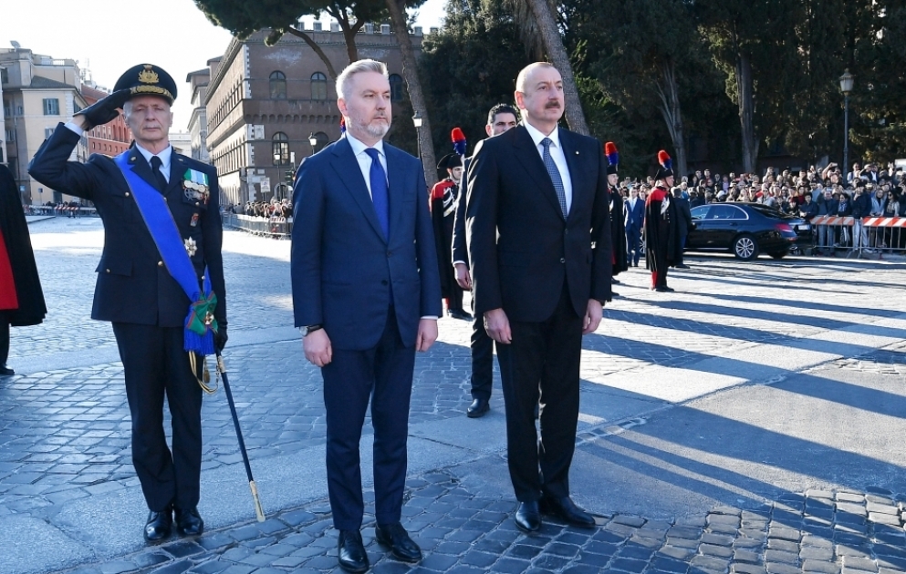 Prezident İlham Əliyev Romada naməlum əsgər abidəsini ziyarət edib VİDEO
