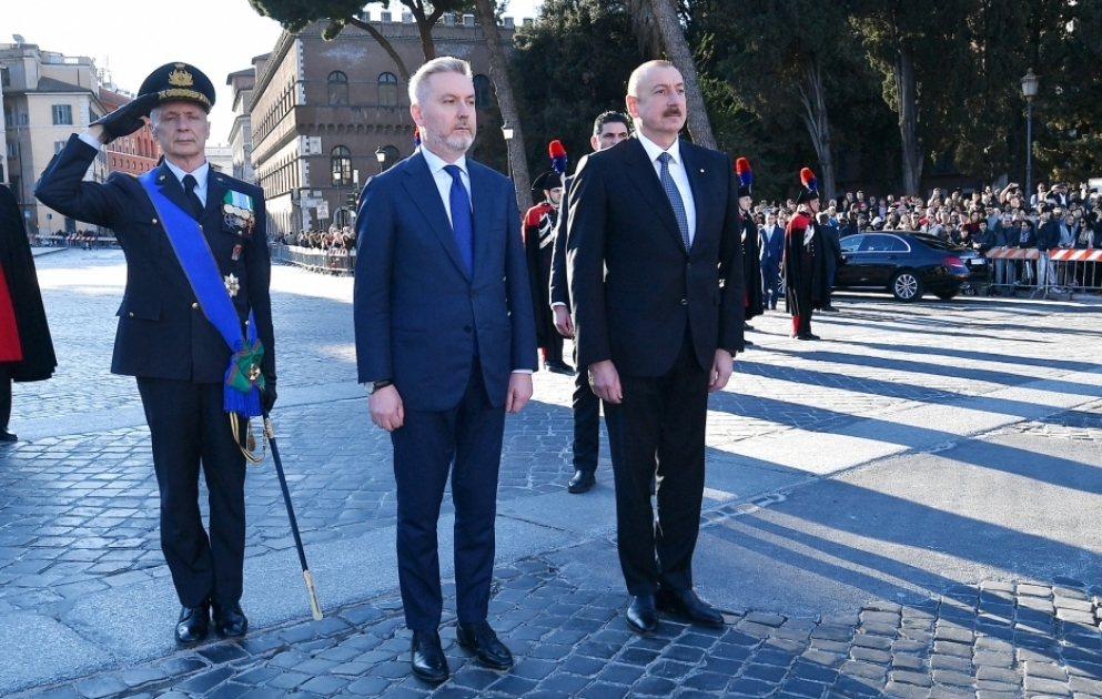 Präsident Ilham Aliyev besucht Grabmal des Unbekannten Soldaten in Rom VIDEO