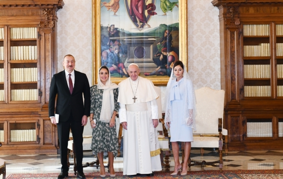Президент Азербайджана Ильхам Алиев и первая леди Мехрибан Алиева встретились в Ватикане с Папой Франциском  ОБНОВЛЕНО ВИДЕО