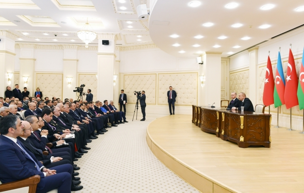 Präsident Ilham Aliyev und Präsident Recep Tayyip Erdogan treten in Baku vor Presse VIDEO