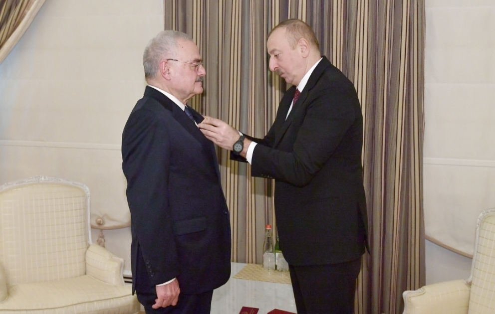 Le président de la République remet la médaille de l’ordre national du Mérite à Artour Rassi-zadé VIDEO