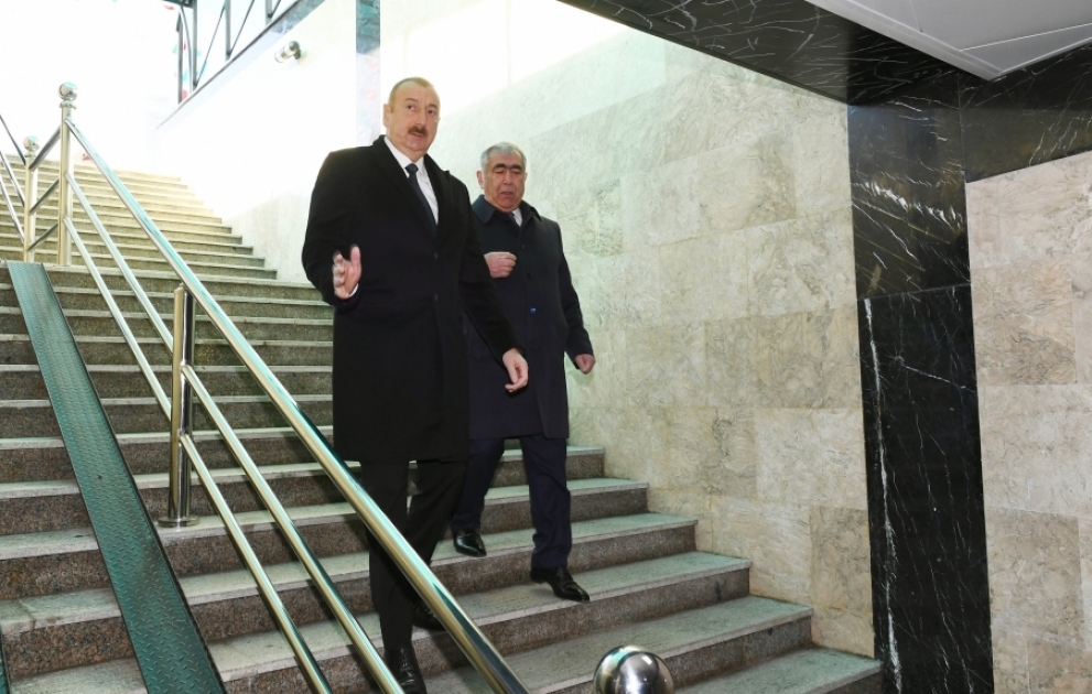Präsident Ilham Aliyev weiht neu gebauten Fußgängerübergang in Baku ein VIDEO