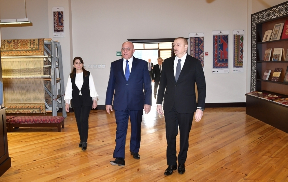 Präsident Ilham Aliyev besucht Agstafa-Filiale der Teppichfabrik von “Azerkhalcha“ eröffnet VIDEO