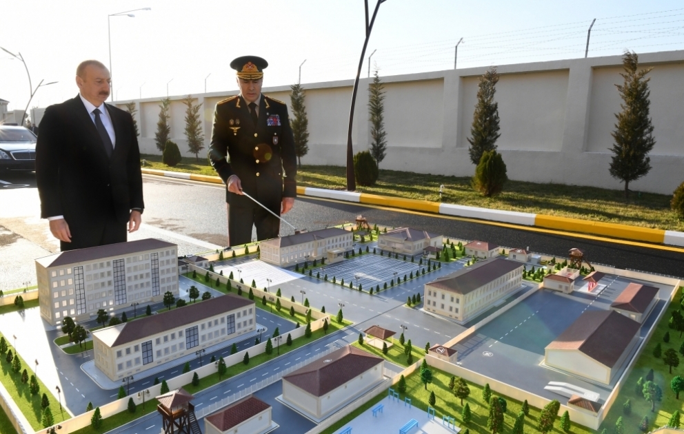 Präsident Ilham Aliyev weiht Militäreinheit von Truppen des Innenministeriums ein VIDEO
