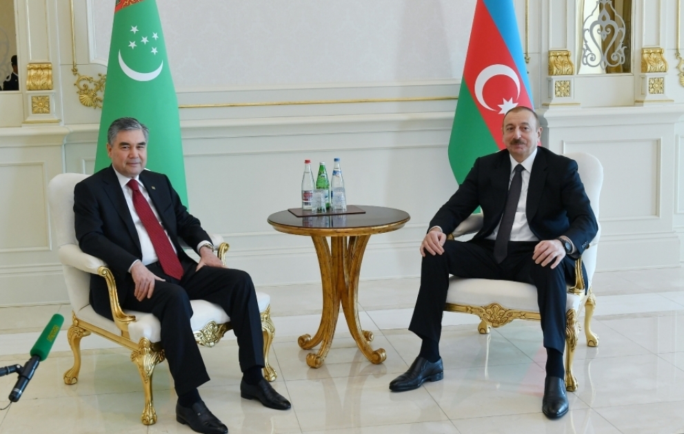 Präsidenten von Aserbaidschan und Turkmenistan treffen sich zu Vier-Augen-Gespräch in Baku VIDEO