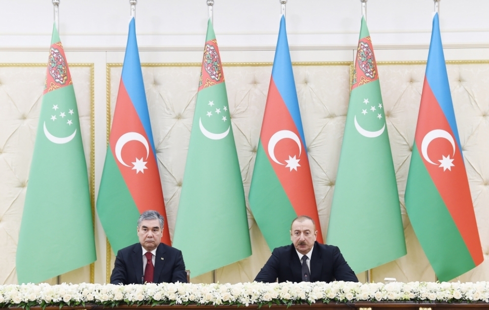 Präsident Ilham Aliyev und Präsident Gurbanguly Berdimuhamedow treten in Baku vor Presse VIDEO