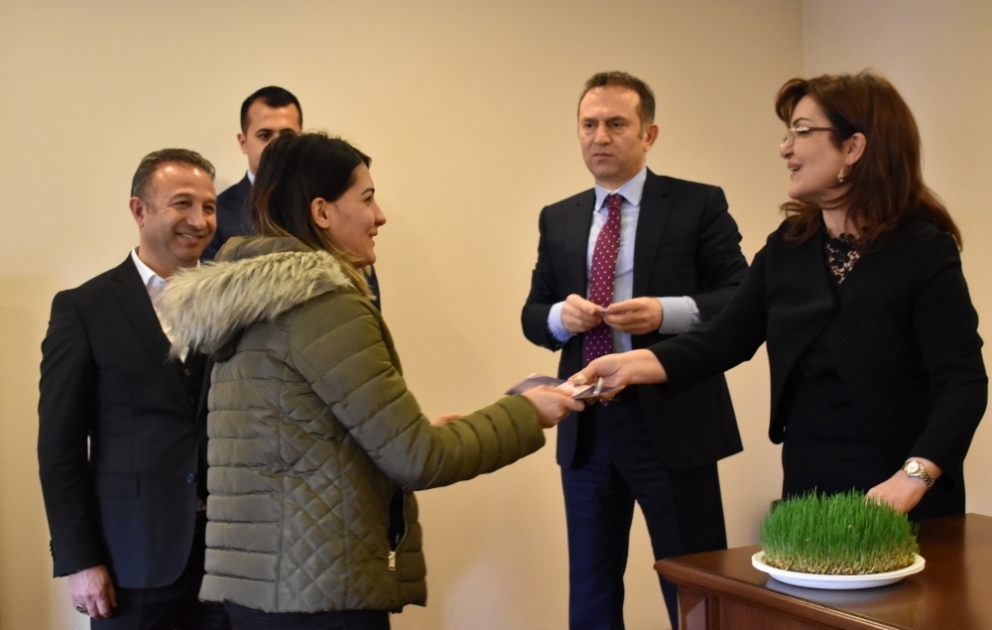 Türkiyədə məskunlaşmış soydaşlarımızın bir hissəsinə bu ölkənin müvəqqəti şəxsiyyət vəsiqələri verilib VİDEO