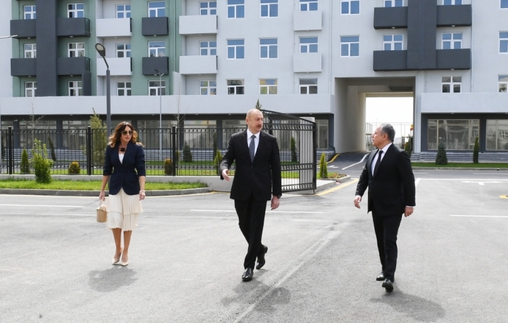 Präsident Ilham Aliyev weiht Wohnkomplex in Hövsan Siedlung von Baku ein VIDEO