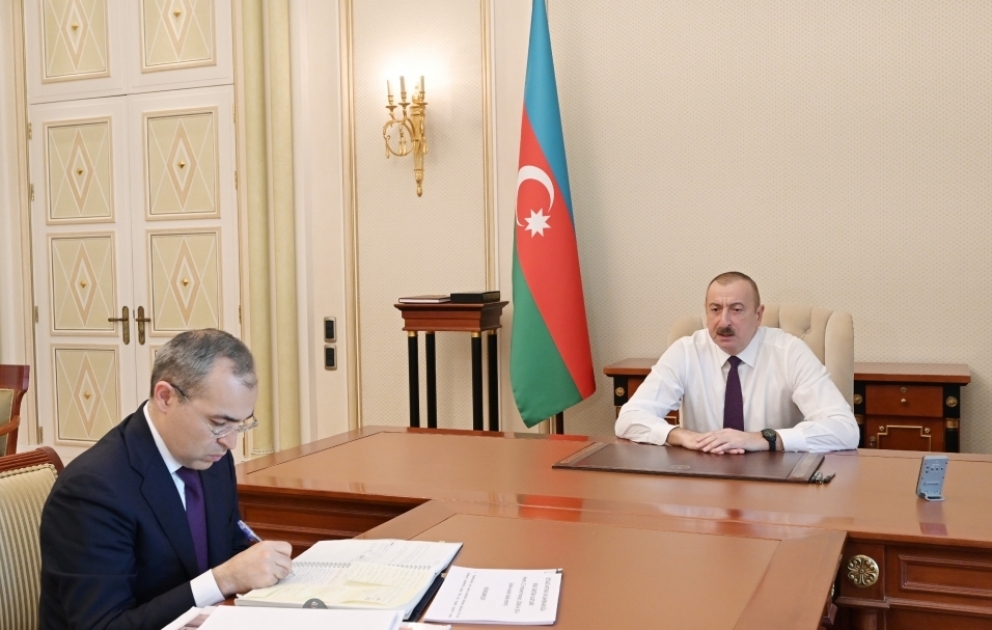 Präsident Ilham Aliyev empfängt Wirtschaftsminister Mikayil Jabbarov VIDEO