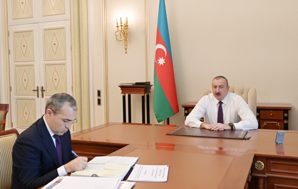 Le président de la République Ilham Aliyev reçoit le ministre de l'Economie VIDEO