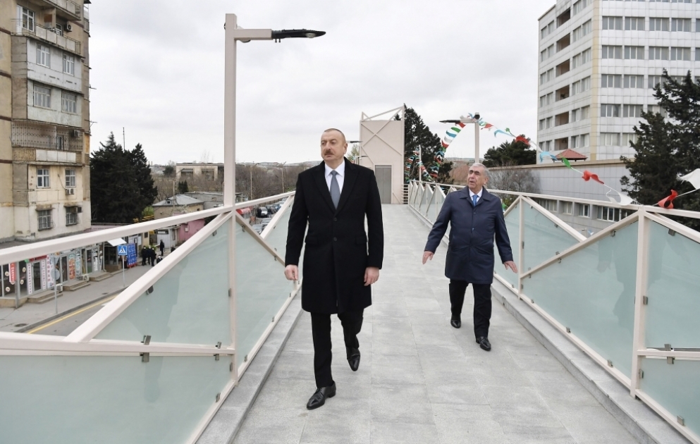 Prezident İlham Əliyev Bakı-Sumqayıt yolunun genişləndirilməsi çərçivəsində görülən işlərlə tanış olub  Dövlətimizin başçısı Moskva prospekti ilə 20 Yanvar küçəsinin kəsişməsindəki piyada keçidinin açılışında da iştirak edib YENİLƏNİB VİDEO