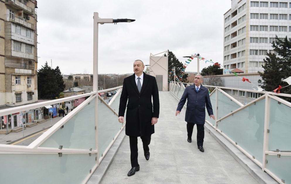 Präsident Ilham Aliyev inspiziert Arbeiten am Ausbau der Straße Baku-Sumgayit und weiht neu gebauten Übergang für Fußgänger ein VIDEO