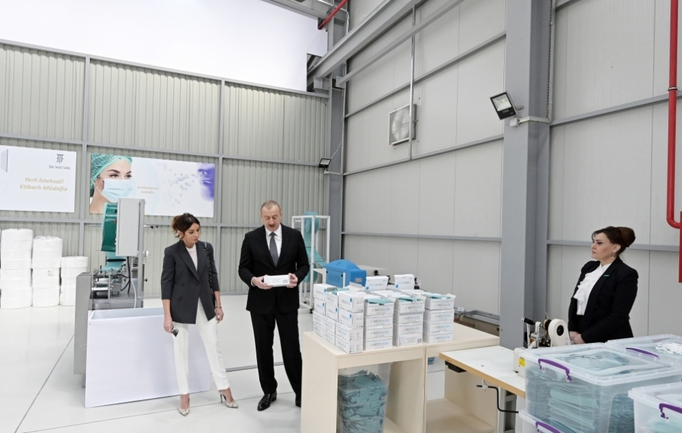 Präsident Ilham Aliyev weiht Betrieb für Maskenproduktion im Sumgayit ein VIDEO